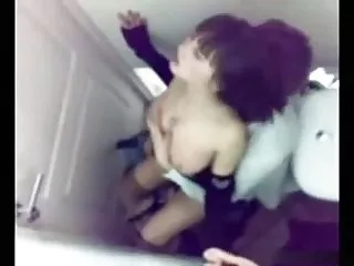 دختر او در یک خروس و توپ دارد