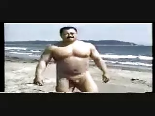 دختر ورزشی از پشت عقب می ماند